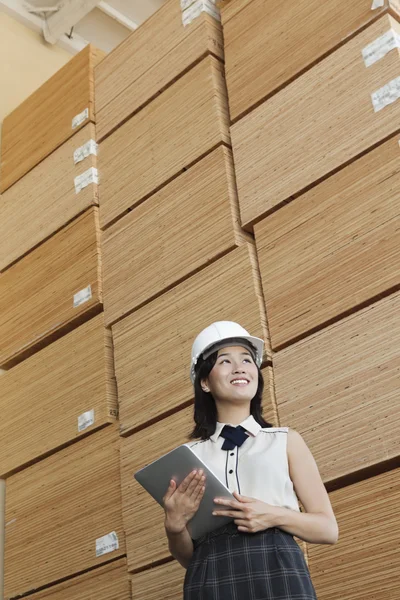 Industriearbeiterin hält Tablet in der Hand — Stockfoto