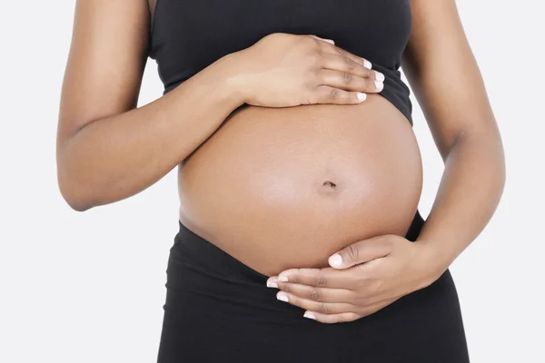 Schwangere berührt Bauch — Stockfoto