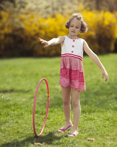 Chica rodando hula hoop —  Fotos de Stock