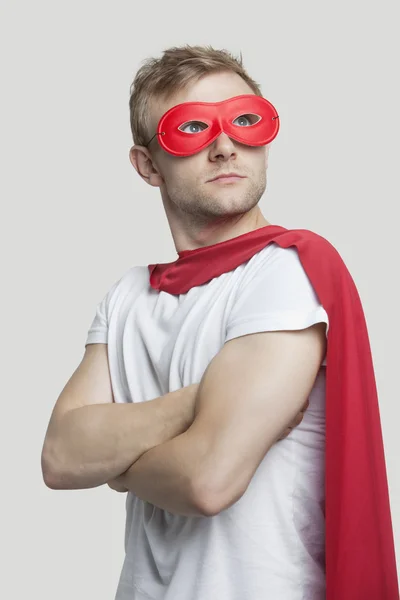 Людина в червоному костюмі супергероя — стокове фото