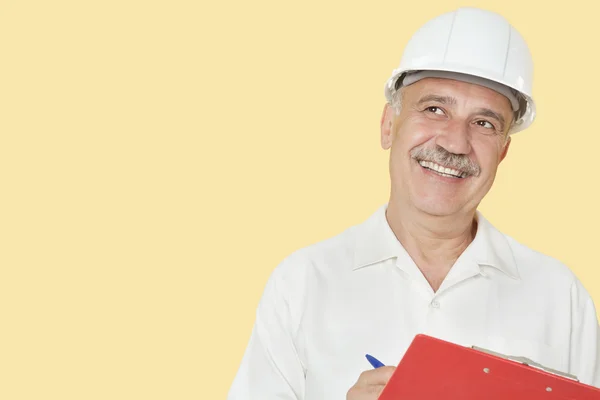 Senior Constructor mit Klemmbrett — Stockfoto