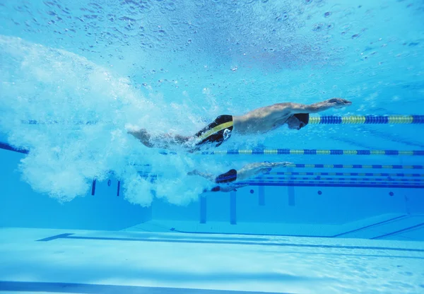 Gli atleti che corrono nel nuoto — Foto Stock