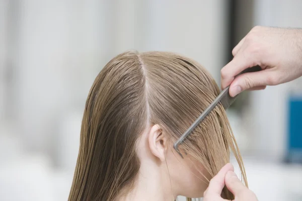 Combing woman hair — Stock Photo, Image