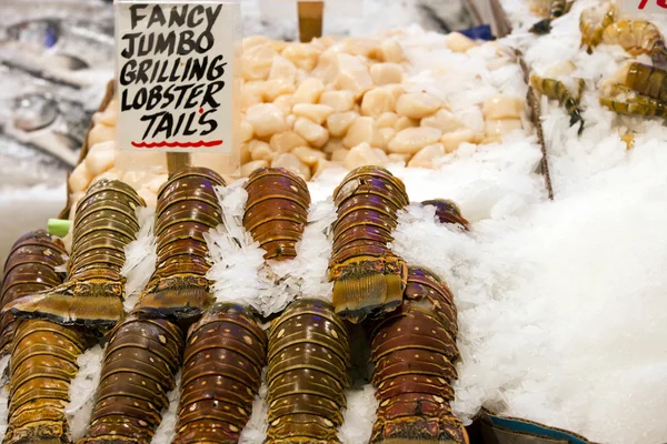 Homards au marché aux poissons — Photo