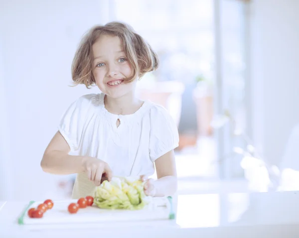 Девушка делает салат — стоковое фото