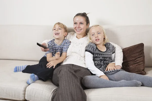 Vrouw met kinderen tv kijken — Stockfoto