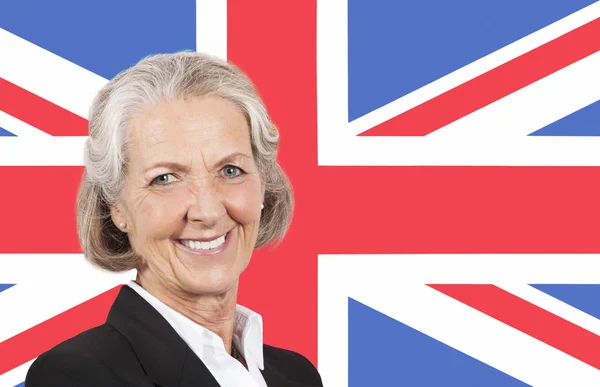 Senior Geschäftsfrau über britischer Flagge — Stockfoto