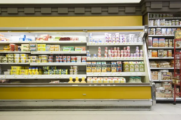 Comptoir frigorifique en supermarché — Photo