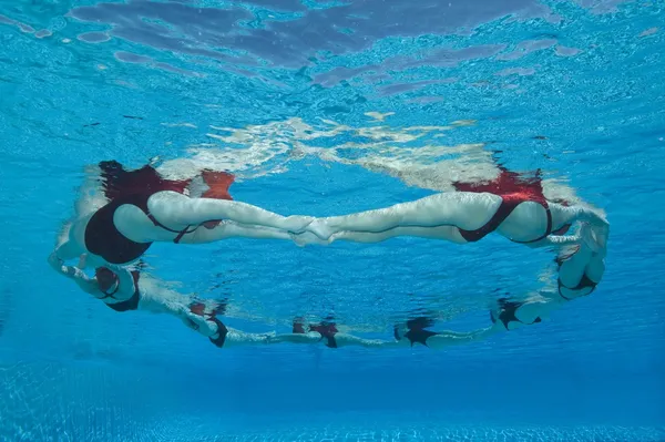 Groep van gesynchroniseerde zwemmers — Stockfoto