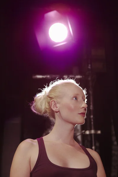 Sahne Alanı'nda genç kadın — Stok fotoğraf