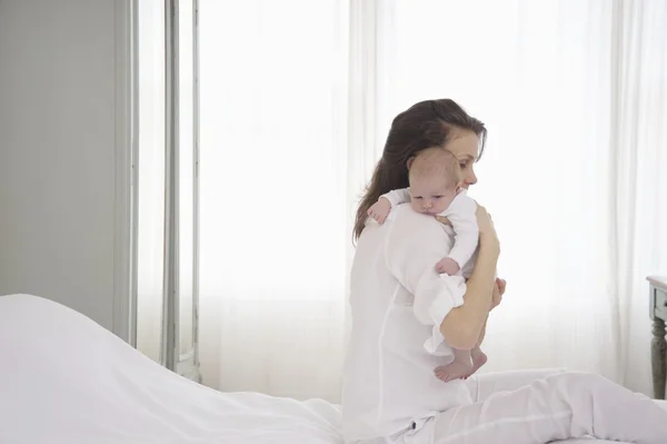 Mamma håller två veckor gamla barn — Stockfoto