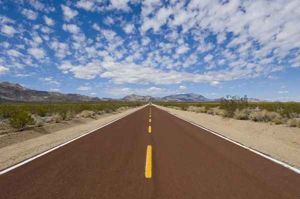 Camino a través de desierto —  Fotos de Stock