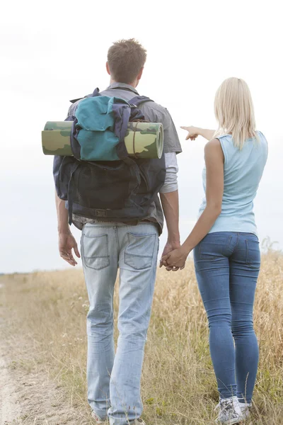 Mujer excursionista mostrando algo a ma — Foto de Stock