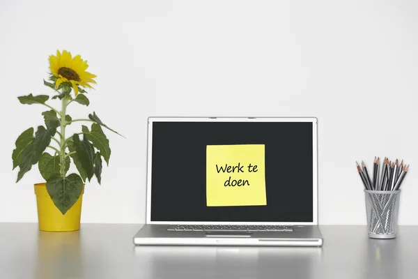 Blocco note appiccicoso sullo schermo del computer portatile dicendo Lavoro da fare — Foto Stock