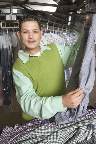 El hombre que trabaja en la lavandería —  Fotos de Stock