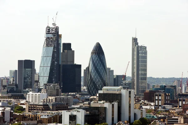 Verhoogde weergave van de augurk en de omliggende gebouwen, Londen — Stockfoto