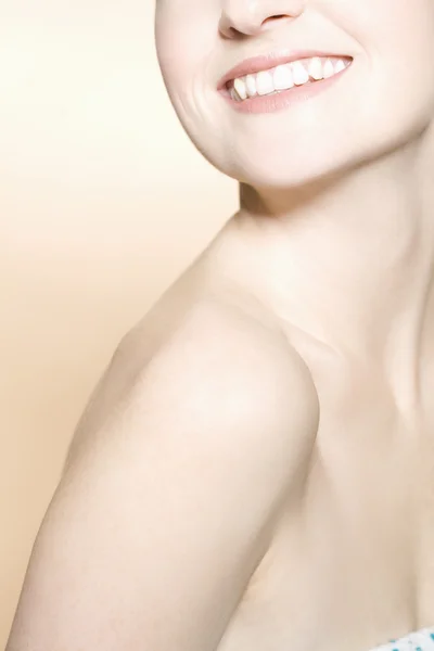 Young woman smiling — Stock Photo, Image