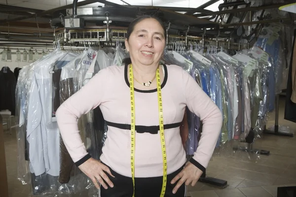 Vrouw die werkt in de wasserette — Stockfoto