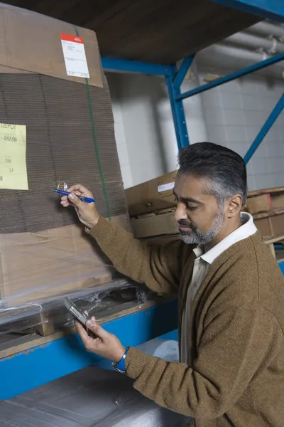 Man die inventaris in fabriek — Stockfoto