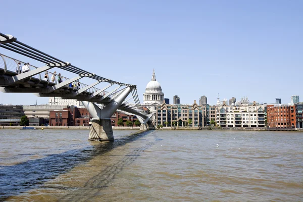 Millennium Bridge mit Blick auf London — Stockfoto