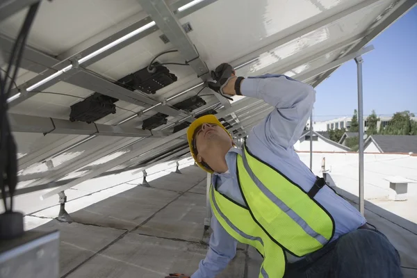 Trabajador de mantenimiento ajustando panel solar — Foto de Stock