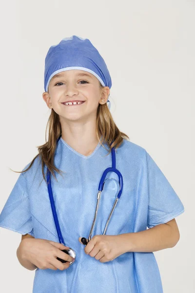 Flicka i kirurgens kostym — Stockfoto