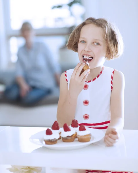 Ragazza mangiare torta tazza — Foto Stock