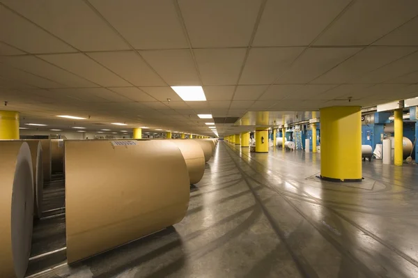 D'énormes rouleaux de papier dans une usine de journaux — Photo