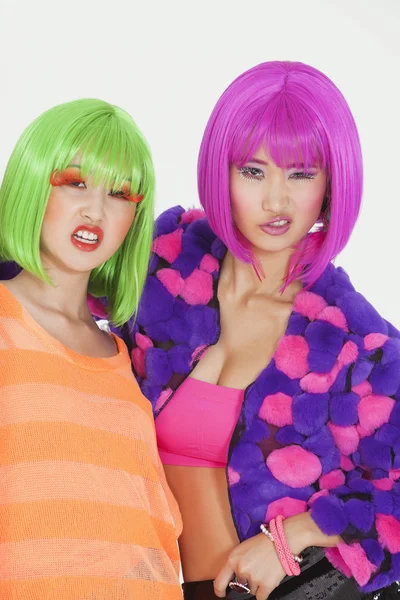 Female friends wearing wigs — Stock Photo, Image