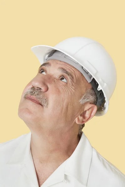 Senior férfi hardhat — Stock Fotó