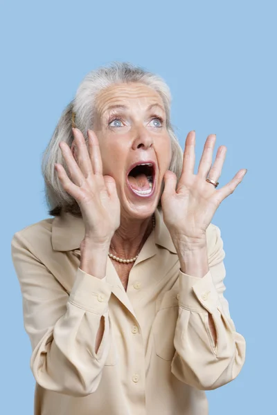 Frightened senior woman screaming — Stock Photo, Image