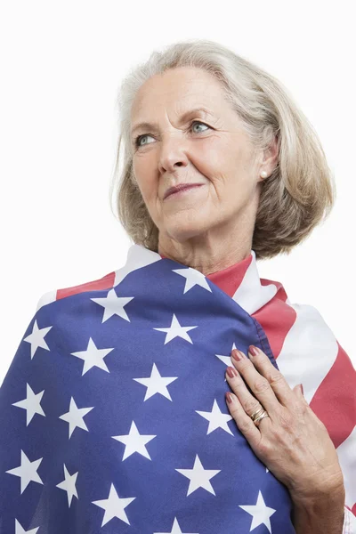 Senior vrouw gewikkeld in Amerikaanse vlag — Stockfoto