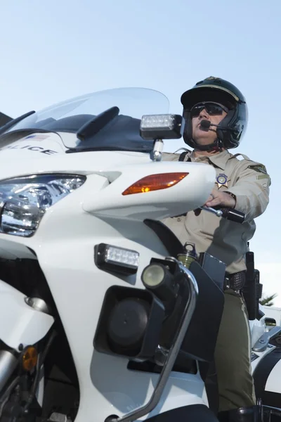 Officer sits on motorcycle — Stock Photo, Image