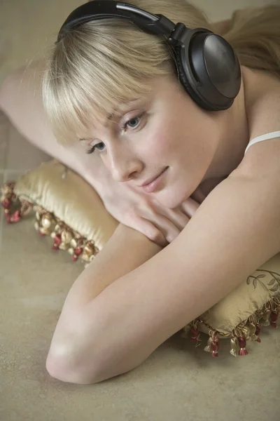 Pihentető headdphones nő — Stock Fotó