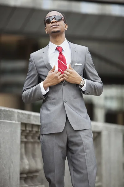 Hombre de negocios afroamericano en gafas de sol — Foto de Stock