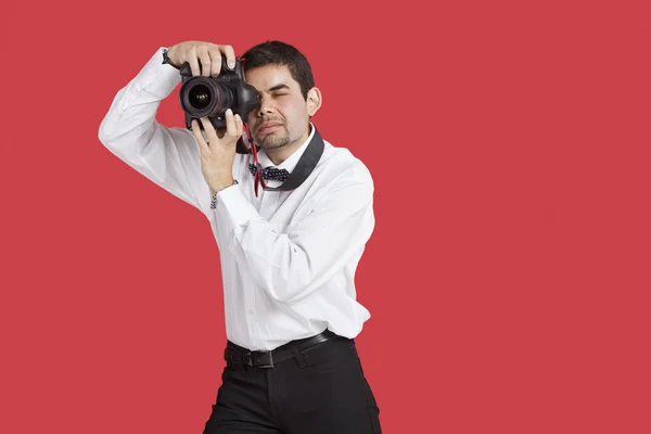 Mixed race man taking picture — Stock Photo, Image