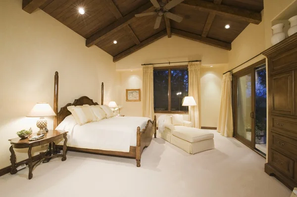Sypialnia z drewnianym stropem — Zdjęcie stockowe