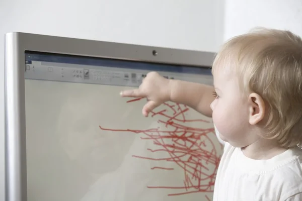 Child drawing on computer — Stock Photo, Image