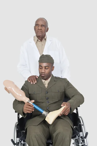 Läkare bakom militär officer — Stockfoto