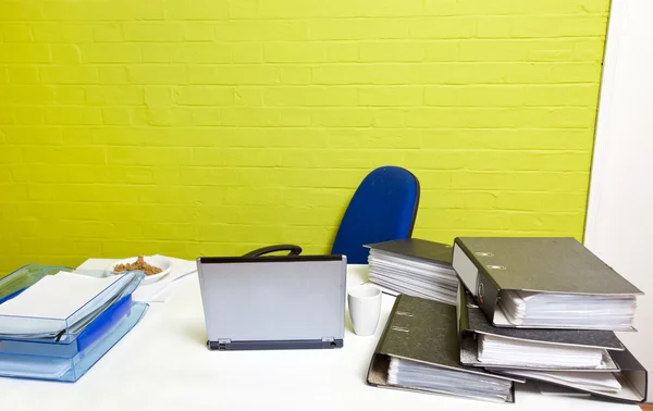 Mesa vazia com laptop — Fotografia de Stock