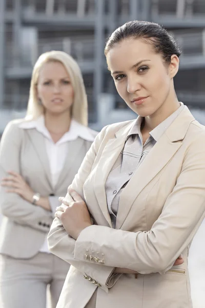 Businesswomen standing arms crossed — Stock Photo, Image