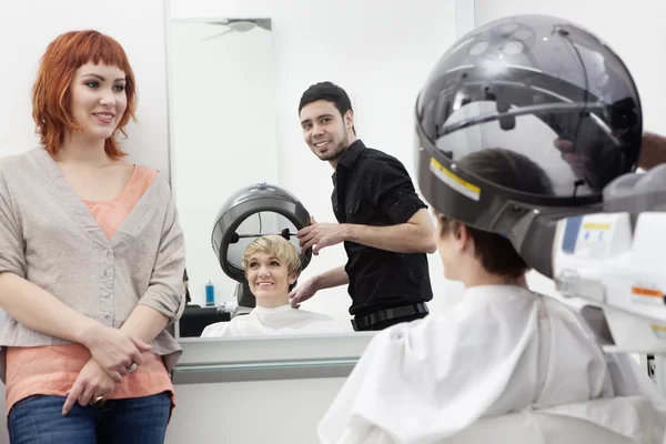 Mujer en peluquería — Foto de Stock