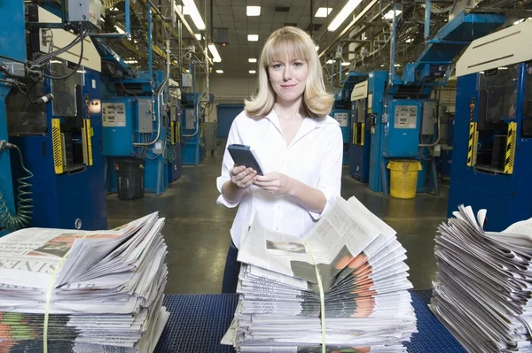 Woman on newspaper factory — Stock Photo, Image
