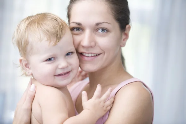 Mother holds blonde toddler with pride — Stock Photo, Image