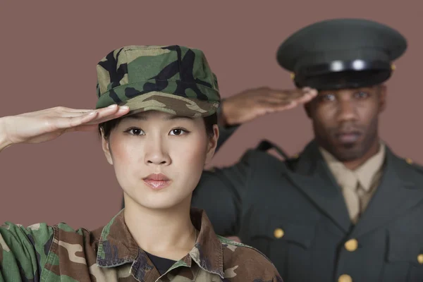 Female Marine Corps soldier and male officer saluting — Stock Photo, Image