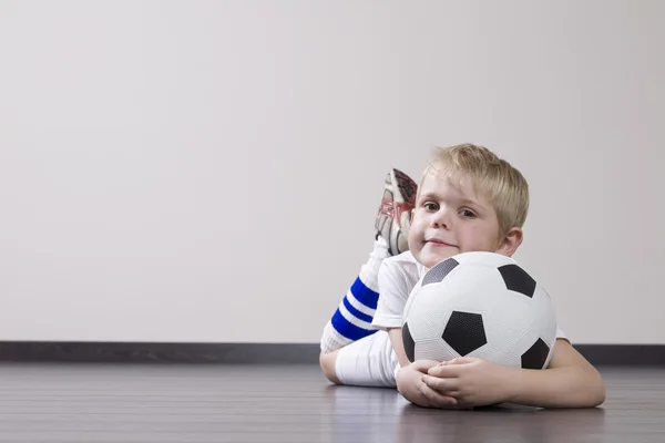 Junge hält Fußball in der Hand — Stockfoto