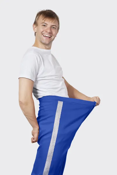 Uomo in pantaloni blu oversize — Foto Stock
