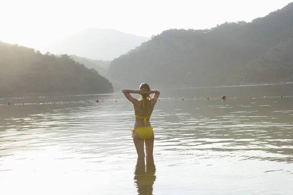 Mulher na beira do lago — Fotografia de Stock