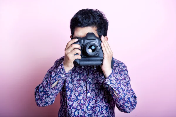 Asiatique photographe avec caméra — Photo