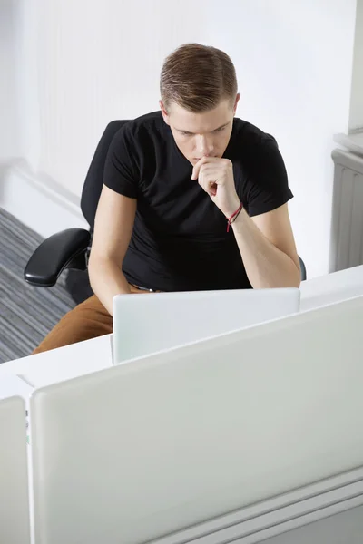 Nachdenklicher junger Mann arbeitet — Stockfoto